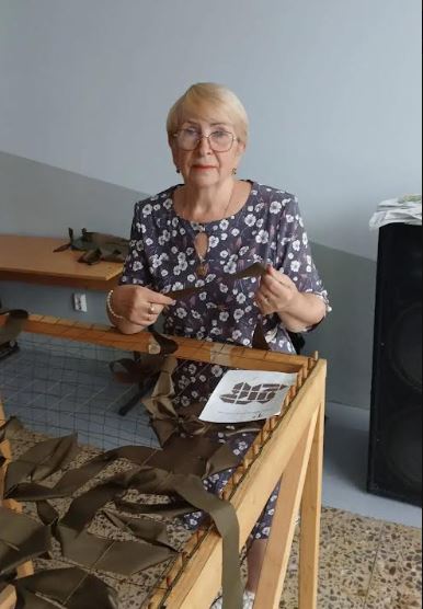 За плетением маскировочных сетей в Айшинском ДК